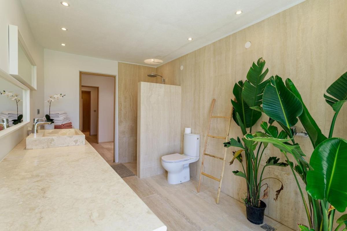 With 8 Bedrooms, Sea View, Great Comfort Villa