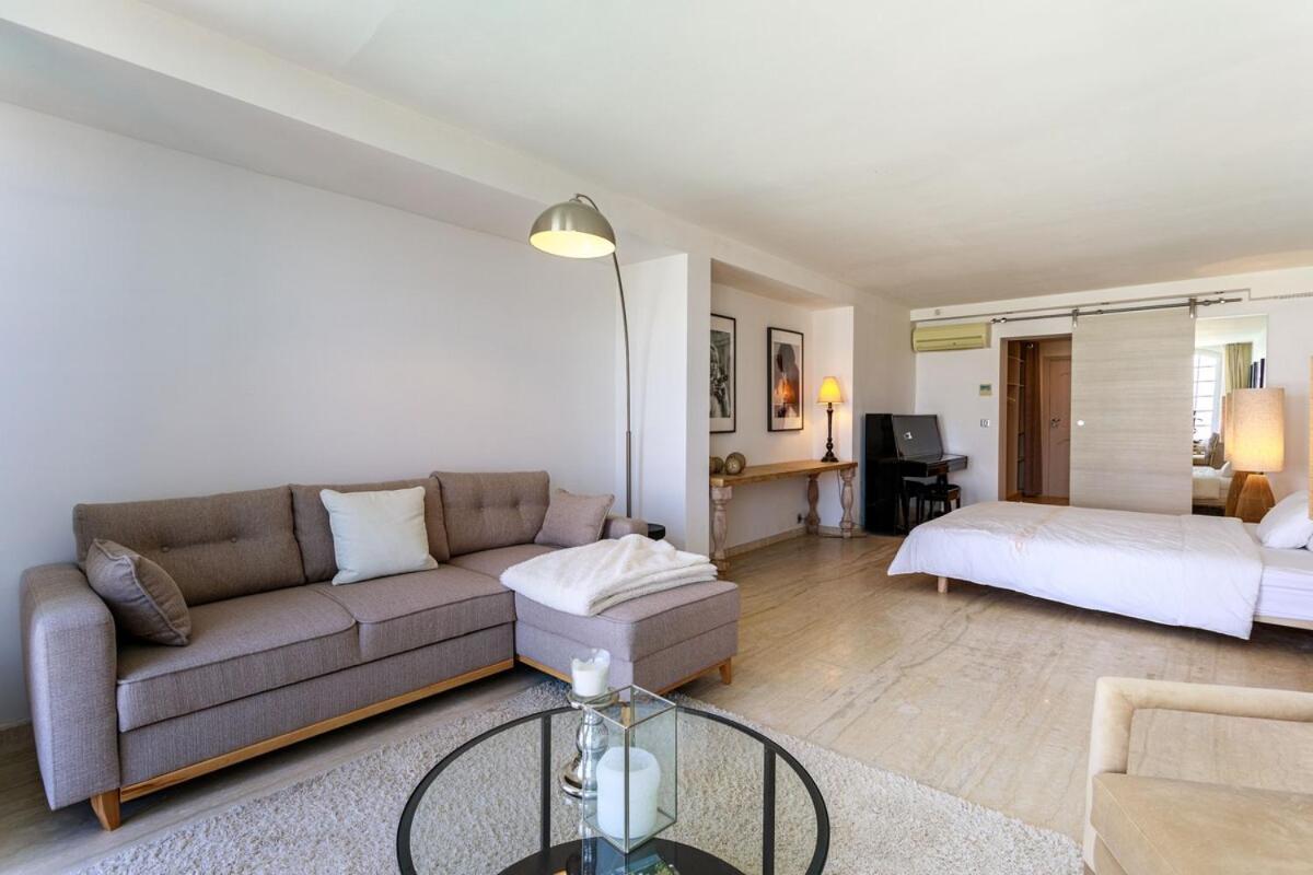 Villa With 8 Bedrooms, Sea View, Great Comfort *