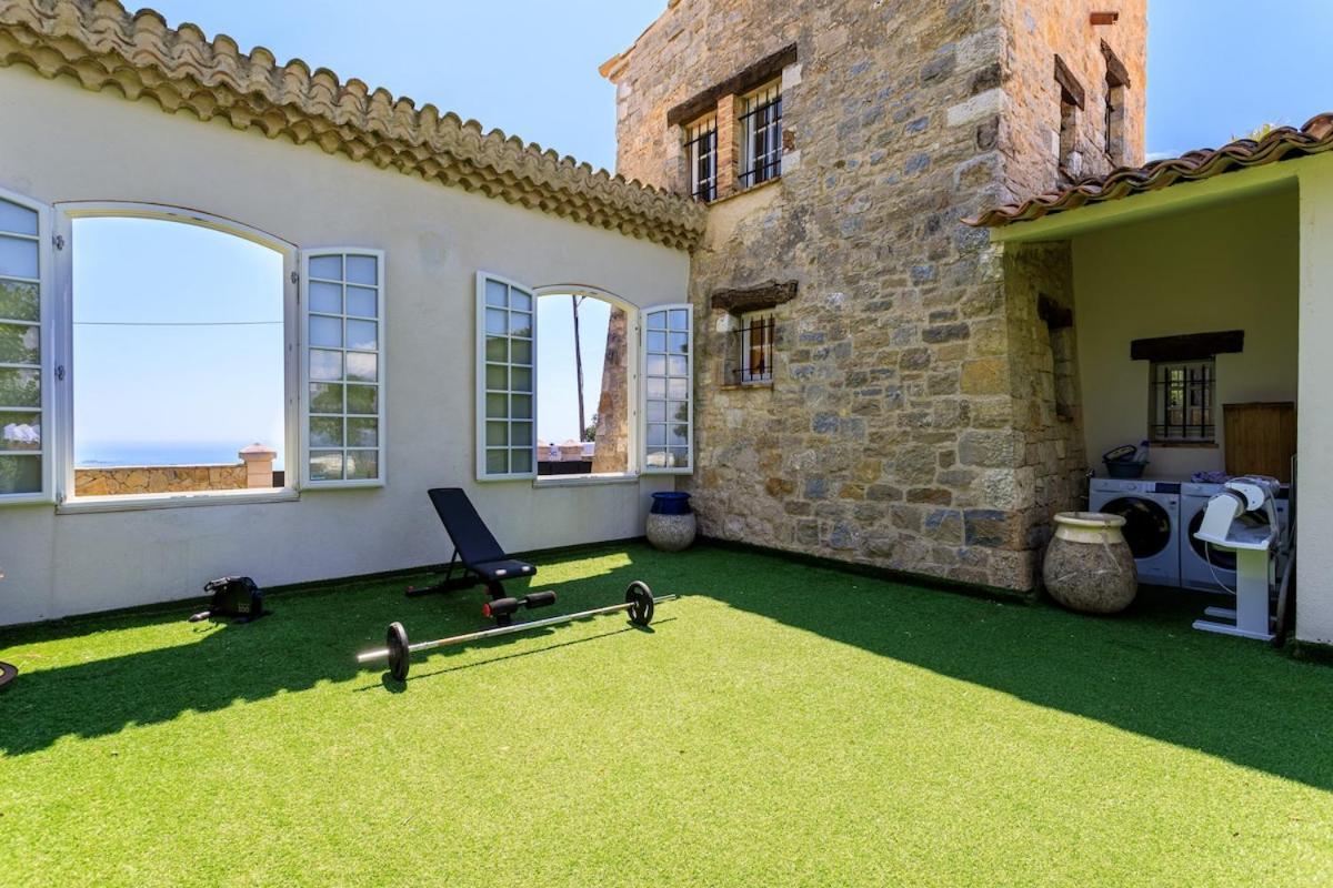 Villa With 8 Bedrooms, Sea View, Great Comfort *