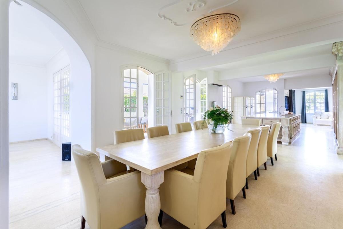 With 8 Bedrooms, Sea View, Great Comfort Villa