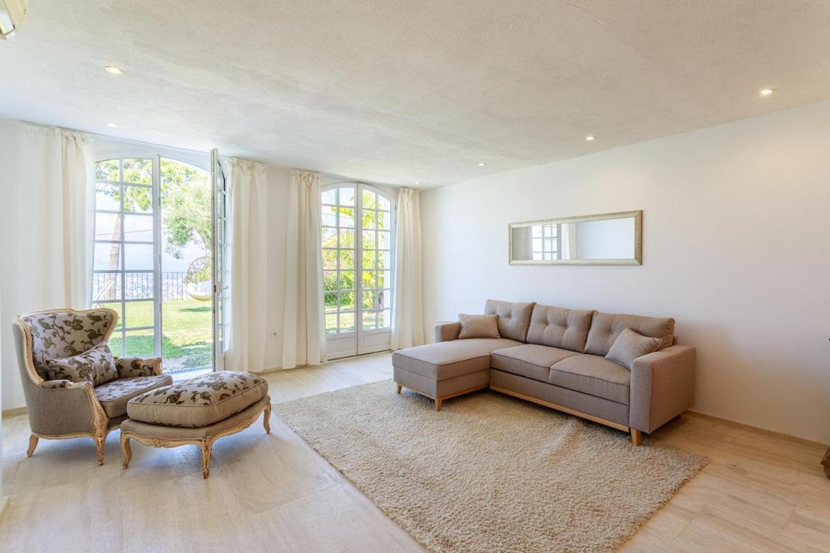 Villa With 8 Bedrooms, Sea View, Great Comfort *
