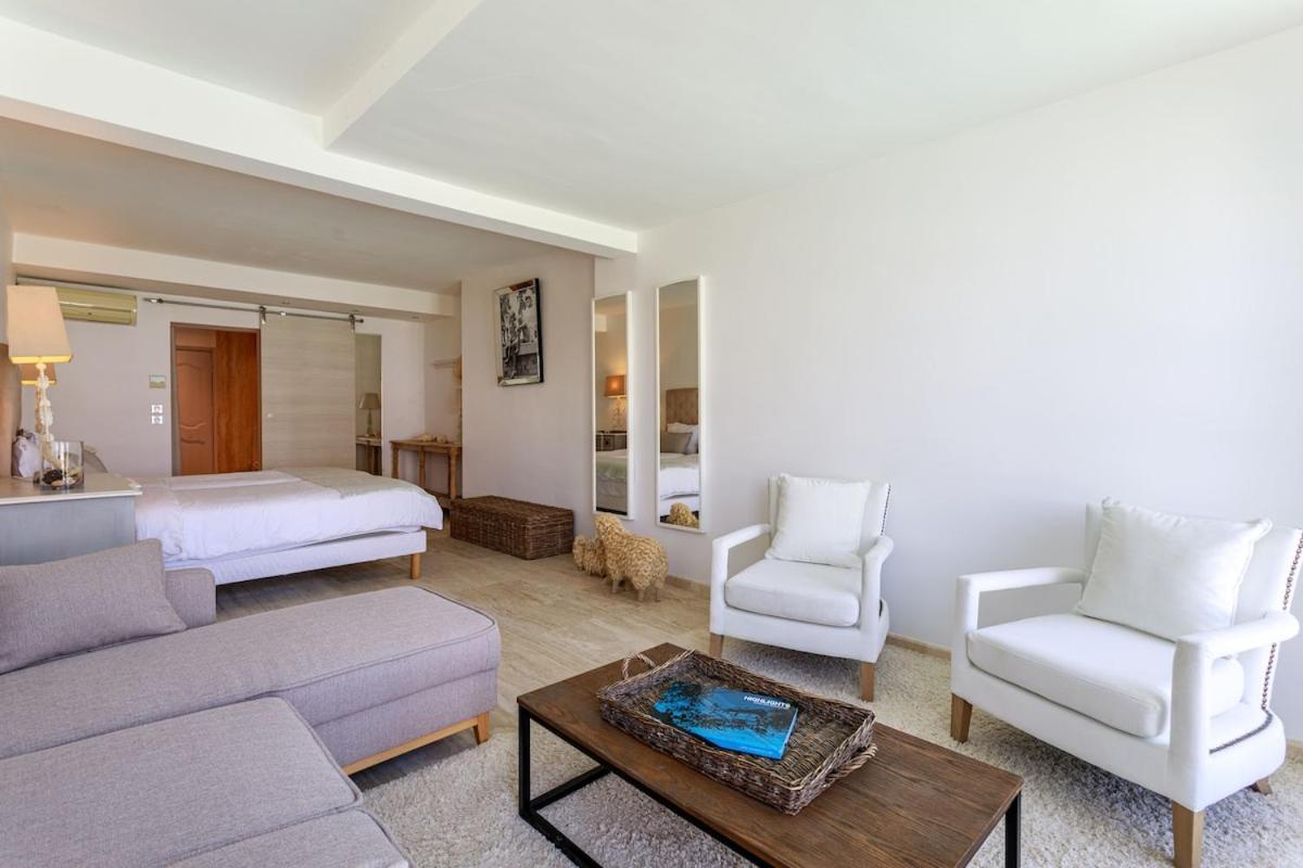 With 8 Bedrooms, Sea View, Great Comfort Villa